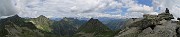 64 Vista panoramica all'omino di vetta del Monte Tartano (2292 m)